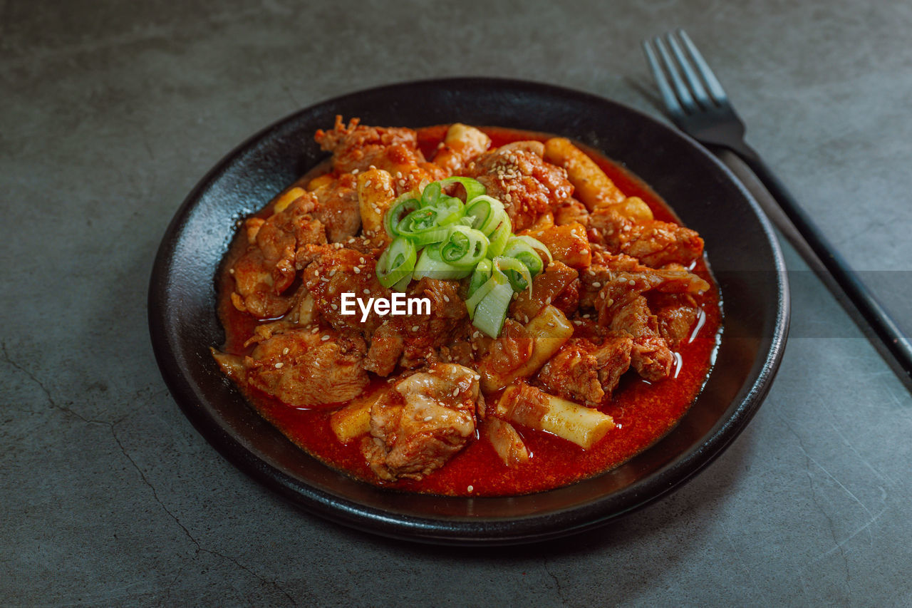 HIGH ANGLE VIEW OF FOOD SERVED IN PLATE