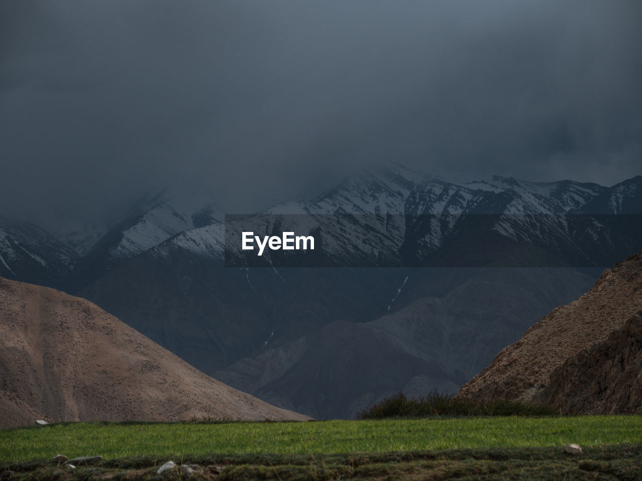 SCENIC VIEW OF SNOWCAPPED MOUNTAIN AGAINST SKY