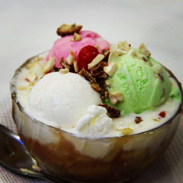 CLOSE-UP OF ICE CREAM ON TABLE