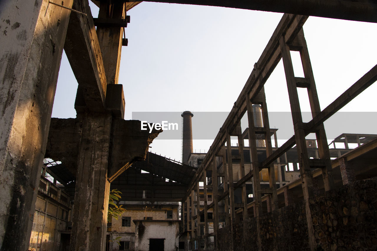 LOW ANGLE VIEW OF OLD BUILDINGS AGAINST CLEAR SKY