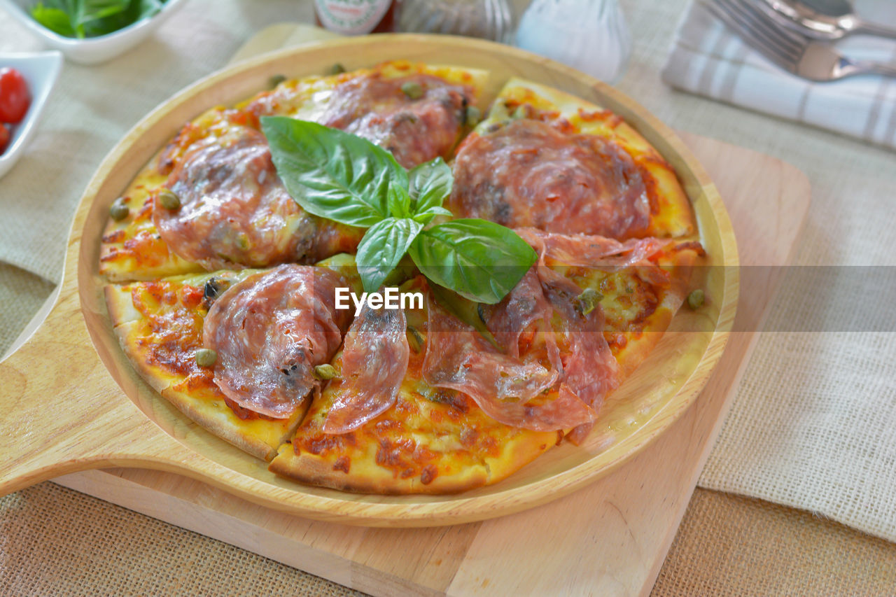 CLOSE-UP OF PIZZA ON TABLE