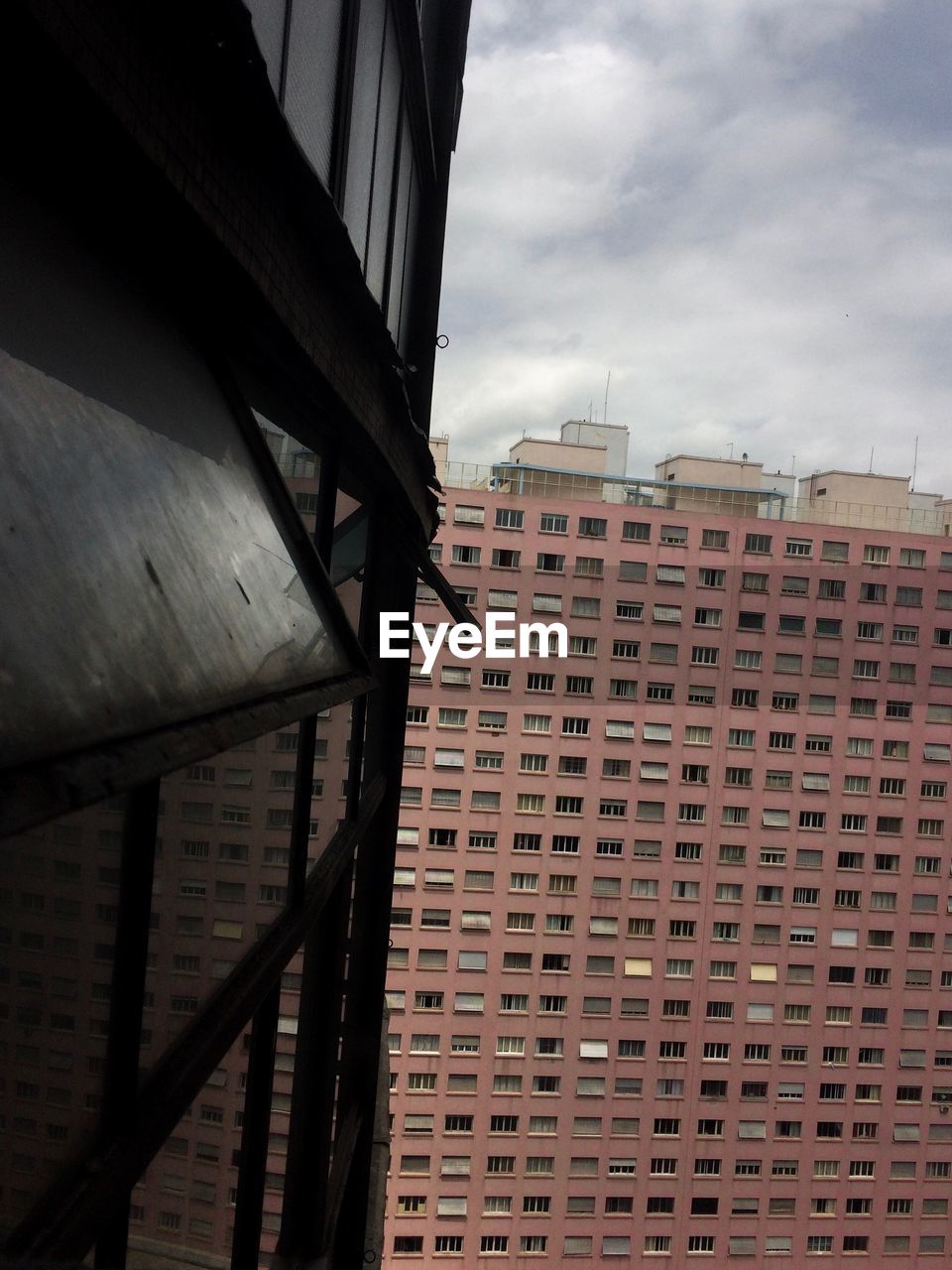 LOW ANGLE VIEW OF MODERN BUILDINGS AGAINST SKY