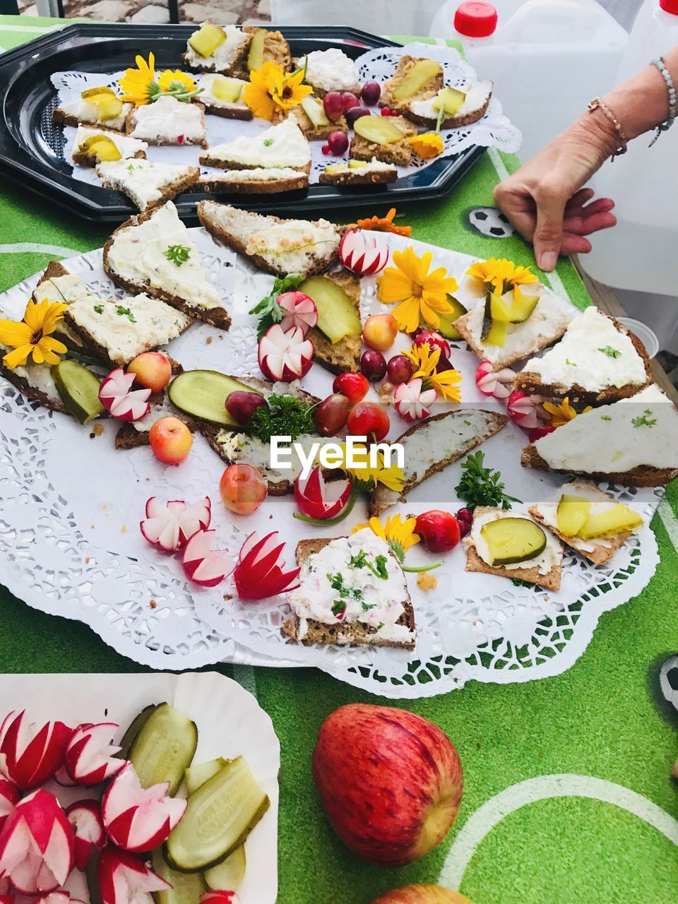 HIGH ANGLE VIEW OF CHOPPED FRUITS AND TABLE