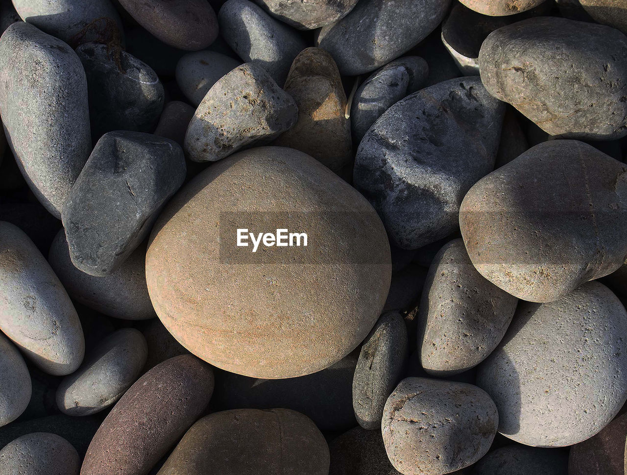 FULL FRAME SHOT OF PEBBLES AND PEBBLE