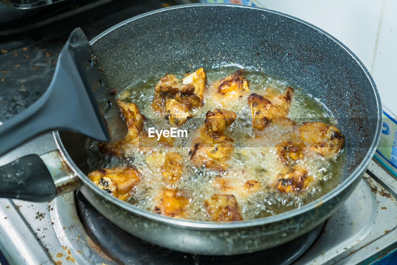 HIGH ANGLE VIEW OF FOOD IN PAN