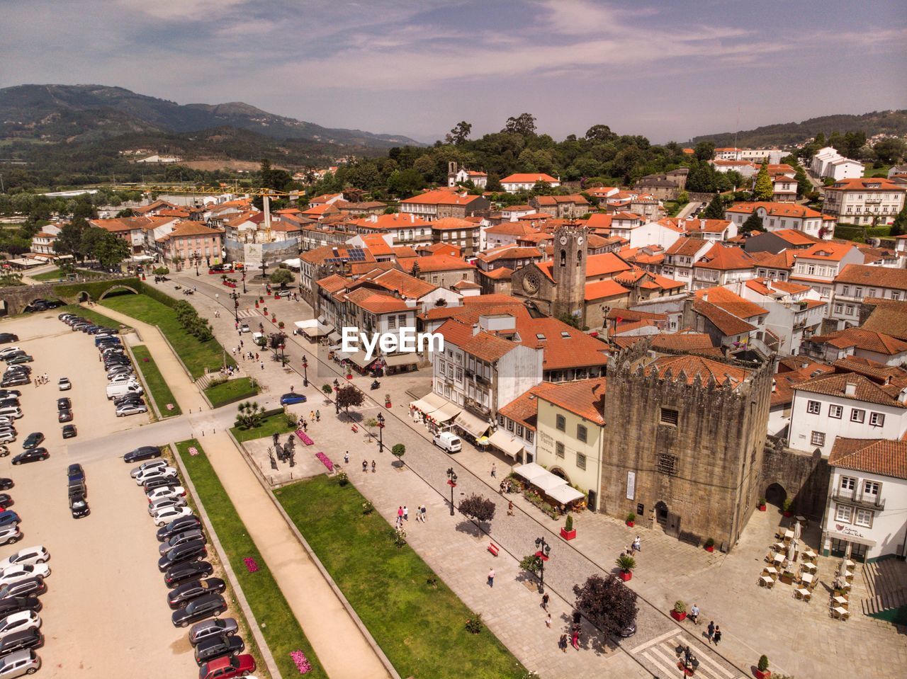 HIGH ANGLE VIEW OF BUILDINGS IN TOWN AGAINST SKY