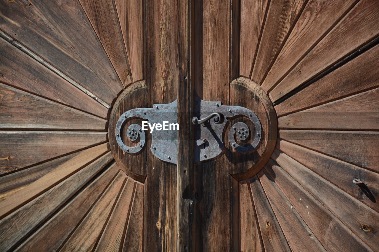 CLOSE-UP OF CLOSED DOOR HANDLE