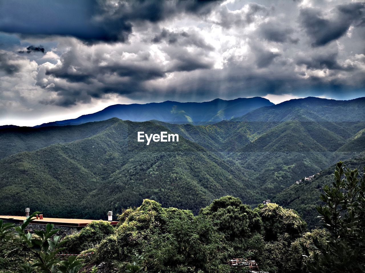 SCENIC VIEW OF MOUNTAIN RANGE AGAINST SKY