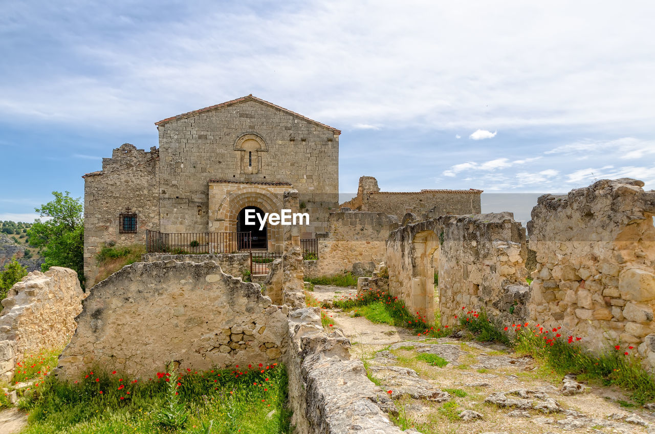 Old ruin building against sky