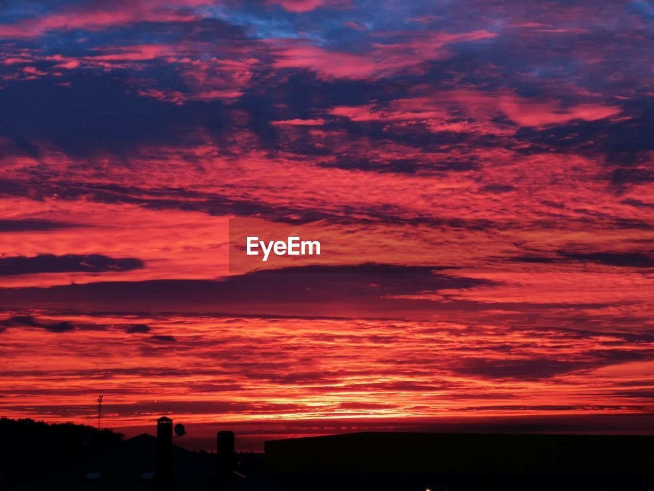 SCENIC VIEW OF DRAMATIC SKY