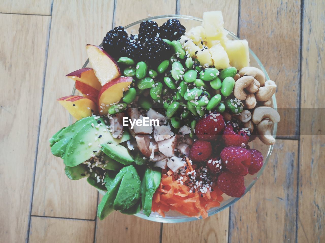 HIGH ANGLE VIEW OF BERRIES ON TABLE