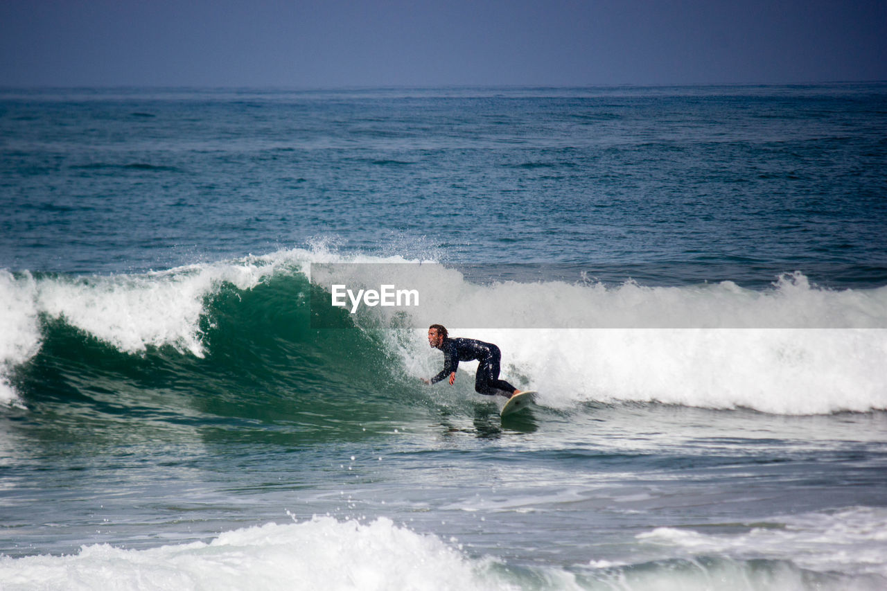 WAVES SURFING IN SEA