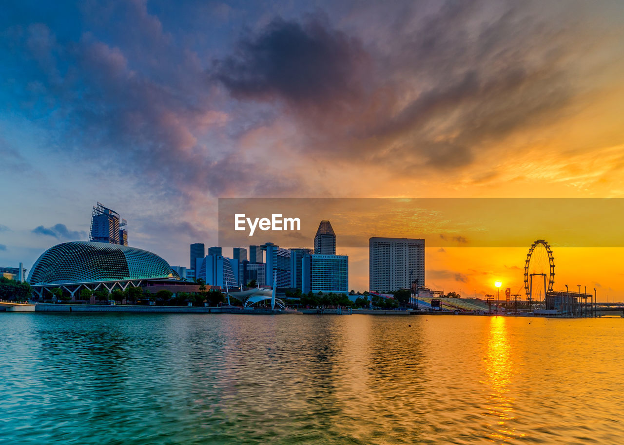 VIEW OF CITY AT WATERFRONT