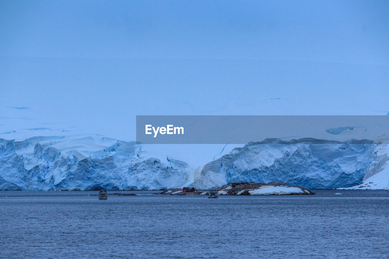 SCENIC VIEW OF SEA AND SNOWCAPPED MOUNTAIN AGAINST SKY