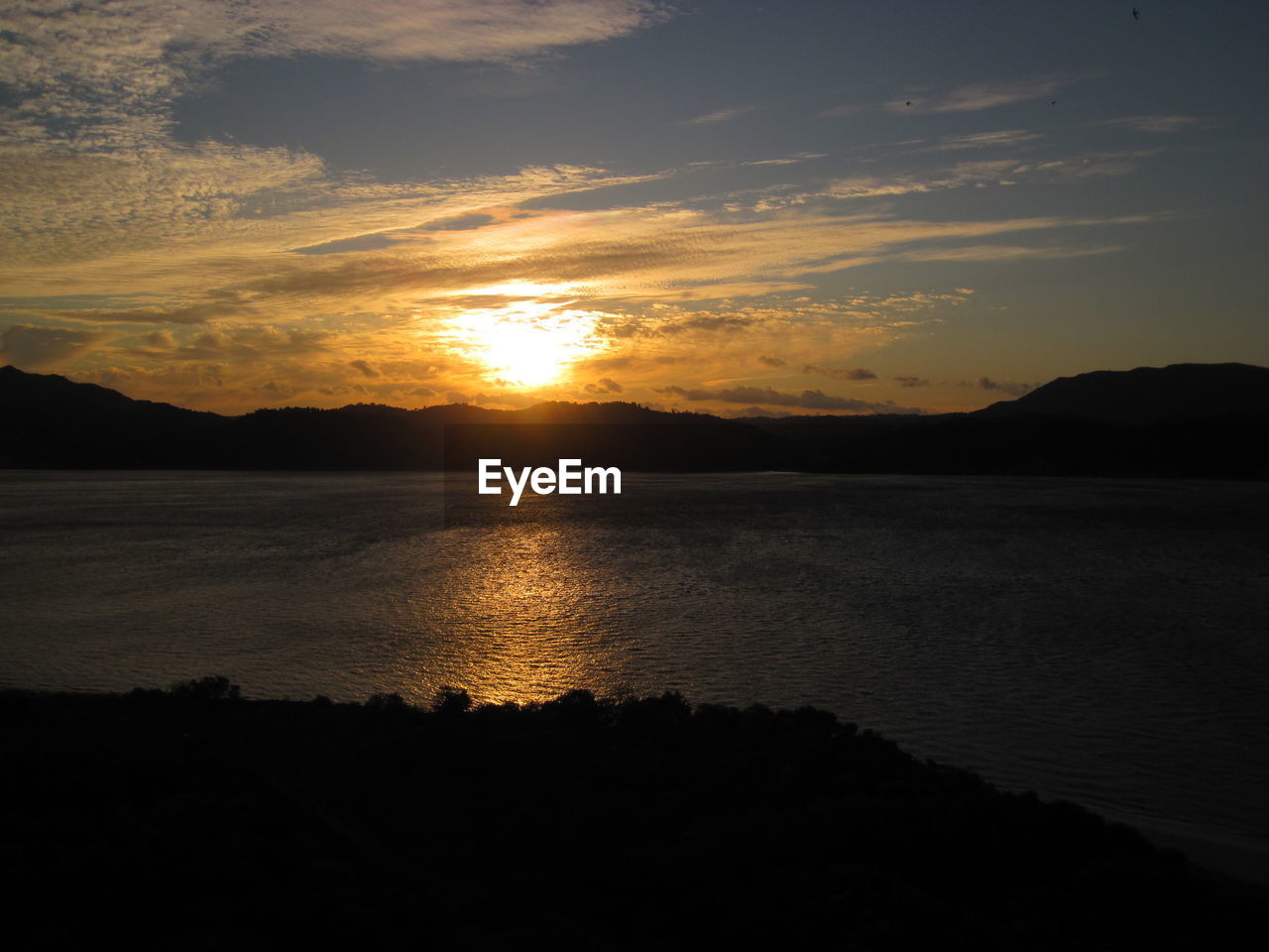 SCENIC VIEW OF SEA AGAINST SUNSET SKY