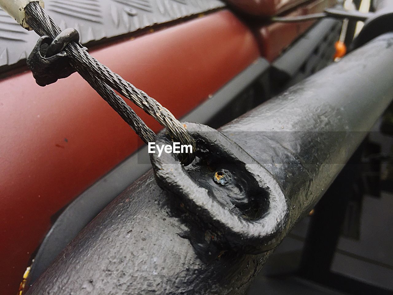 CLOSE-UP OF ROPE TIED TO BOAT