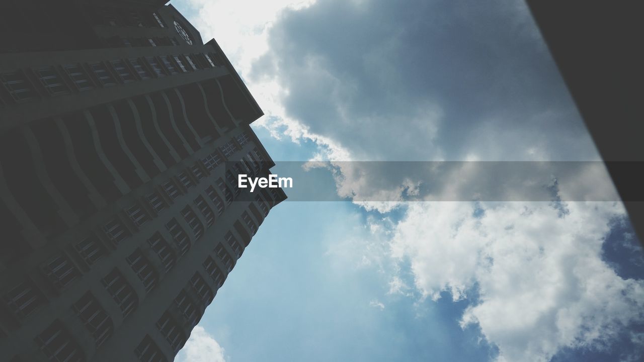 LOW ANGLE VIEW OF MODERN BUILDINGS AGAINST CLOUDY SKY