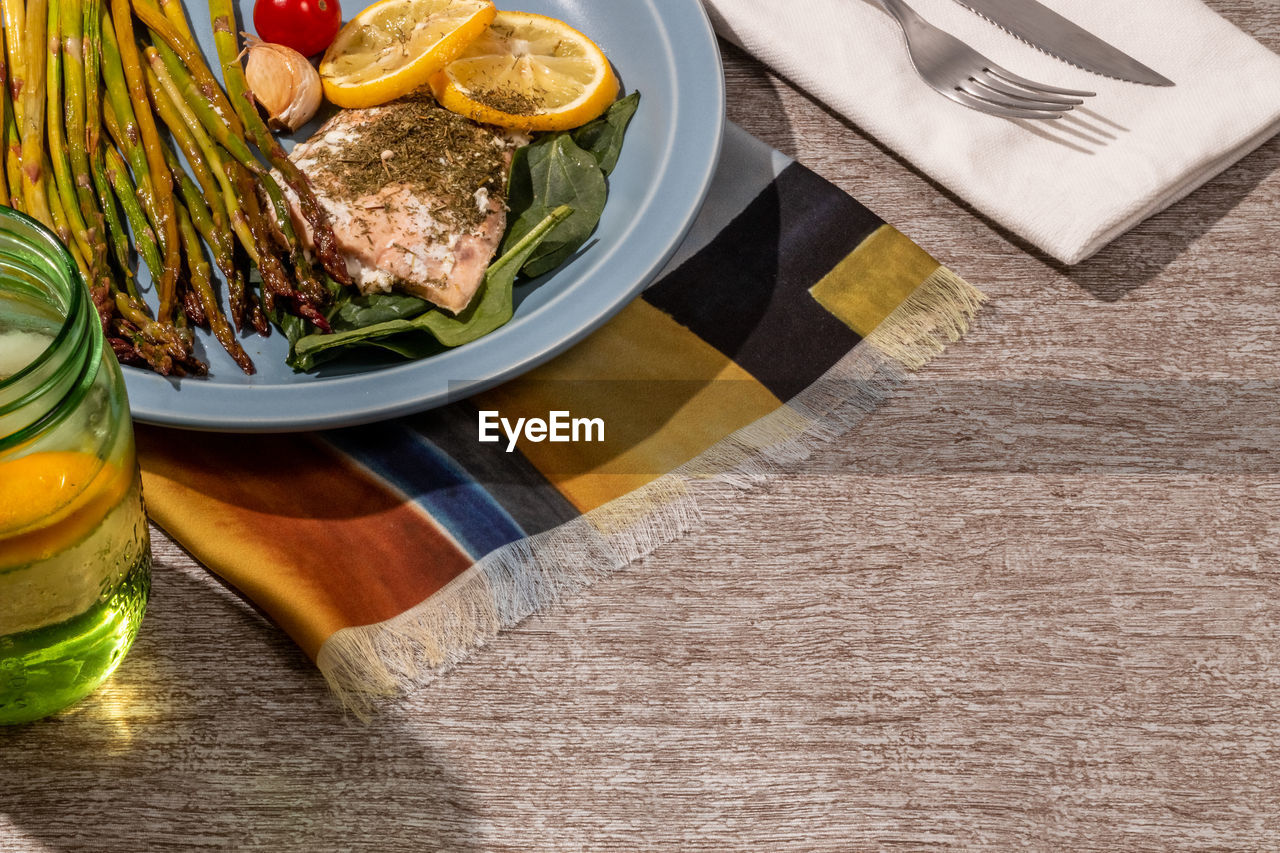 HIGH ANGLE VIEW OF FOOD IN PLATE ON TABLE