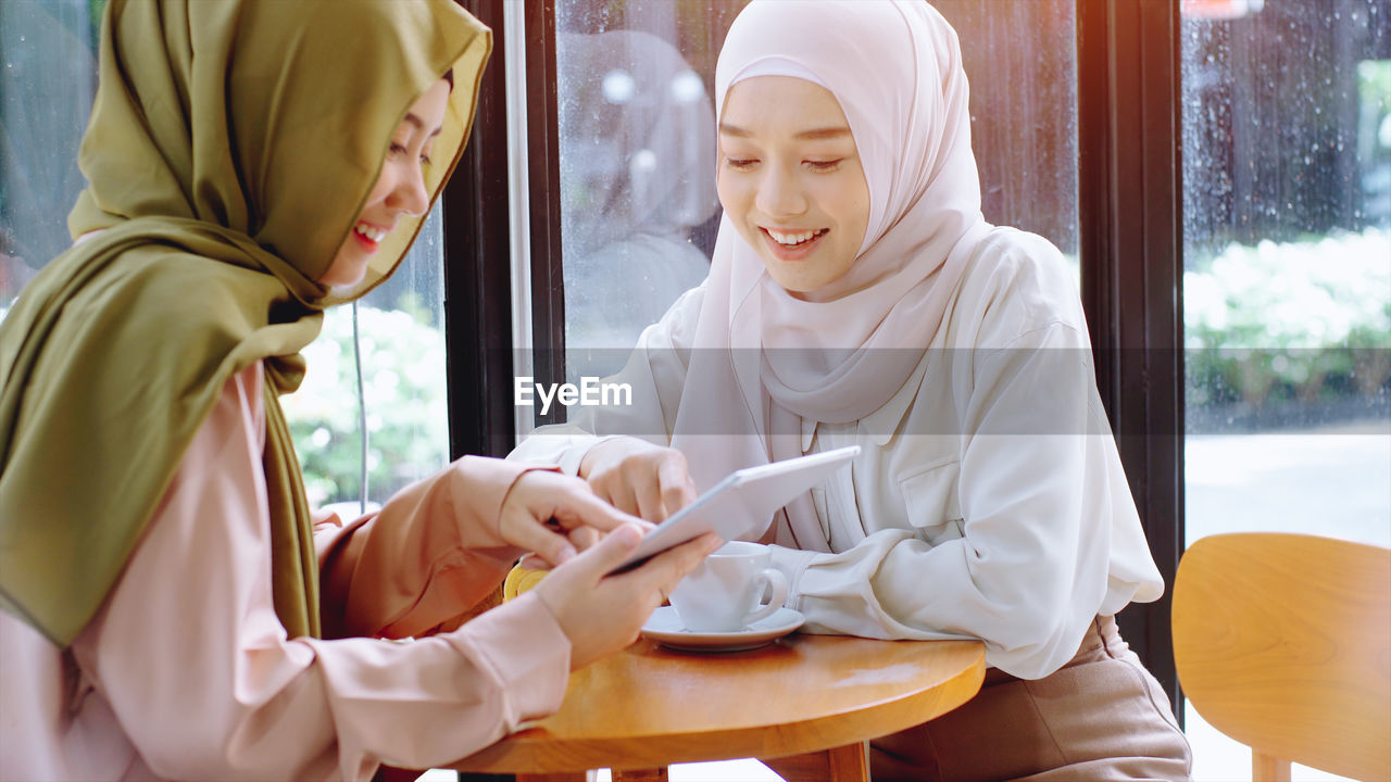 Women discussing at cafe