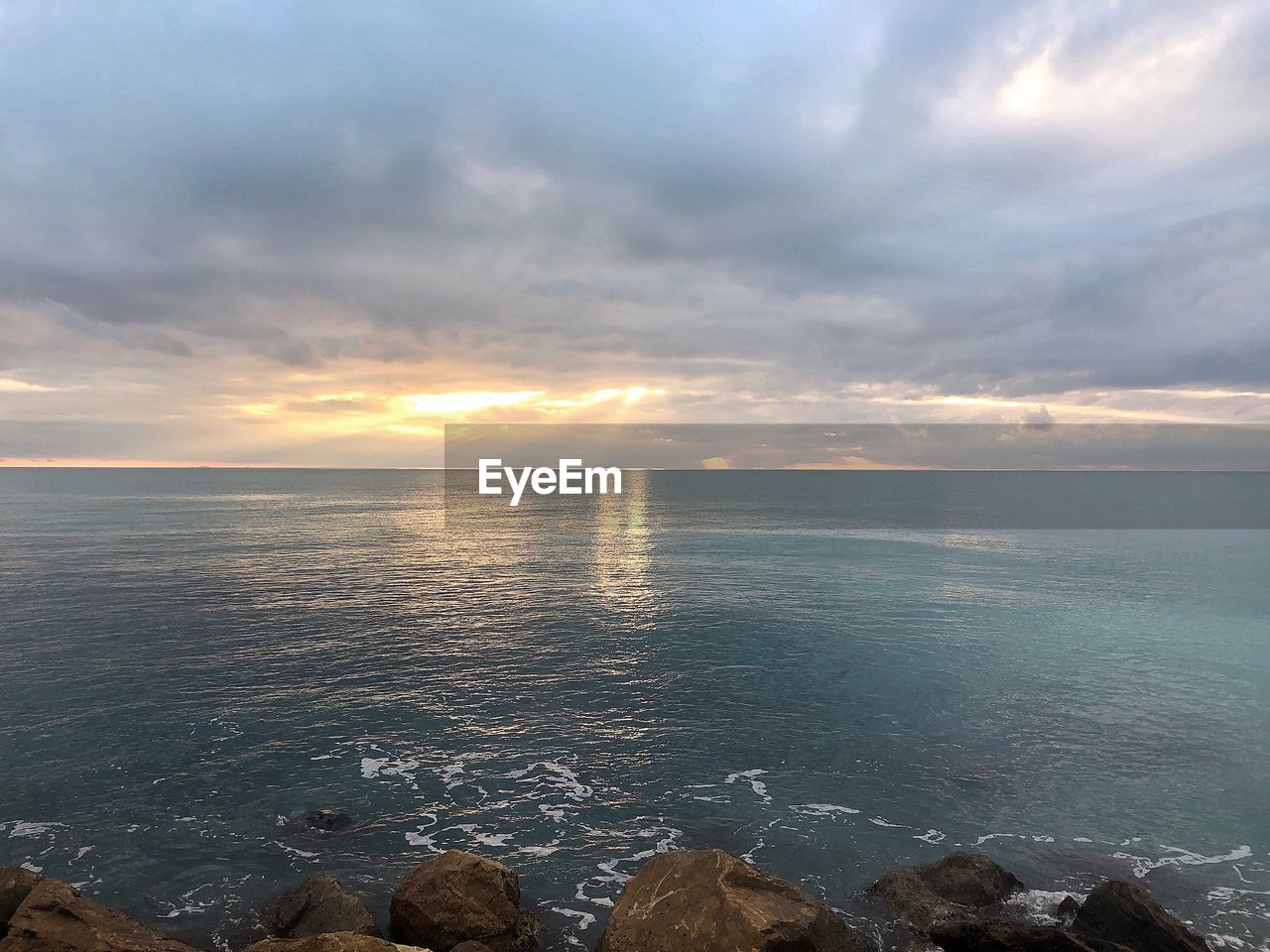 SCENIC VIEW OF SEA AGAINST SUNSET SKY