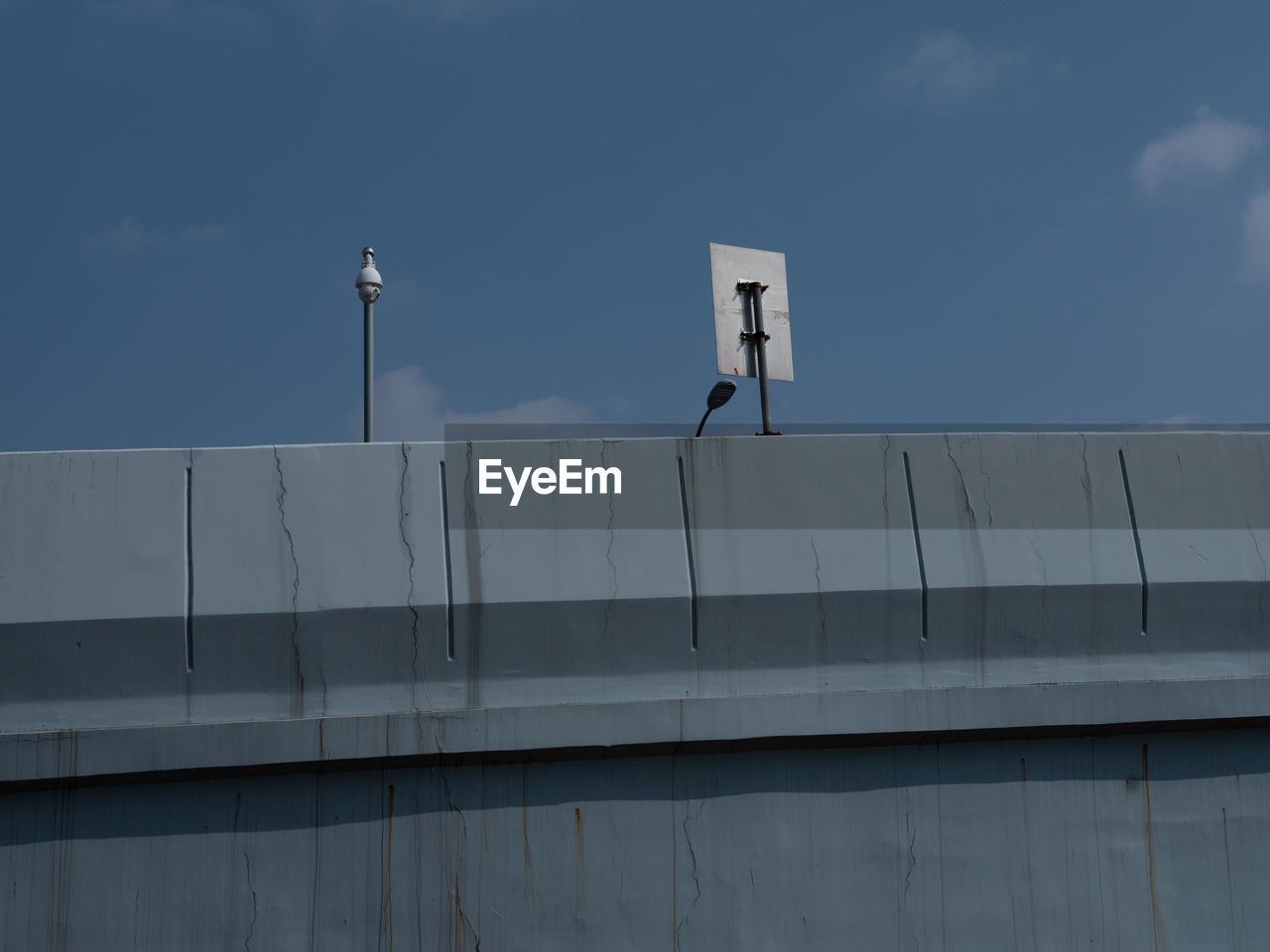 LOW ANGLE VIEW OF WHITE BUILDING AGAINST BLUE SKY