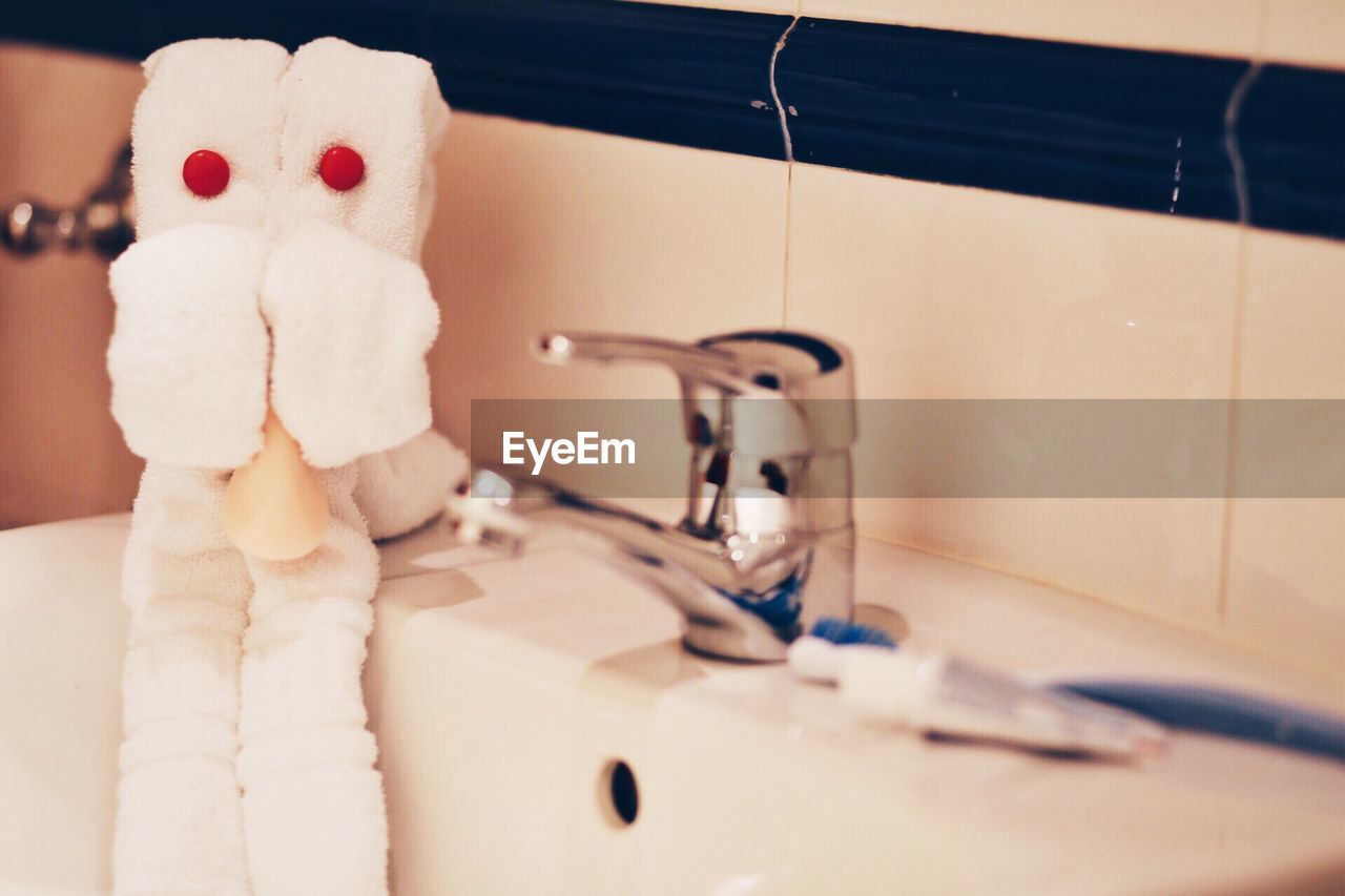 Anthropomorphic face made from towels