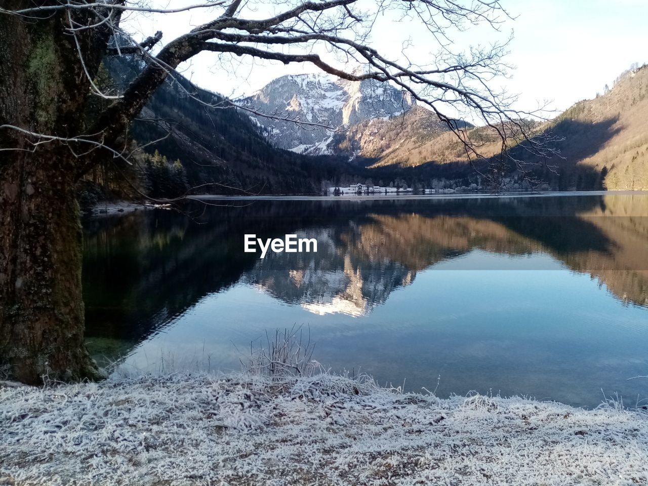 SCENIC VIEW OF LAKE BY SNOWCAPPED MOUNTAINS DURING WINTER