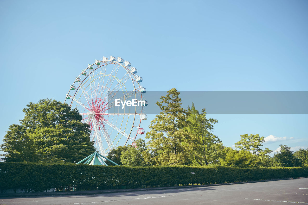 LOW ANGLE VIEW OF FERRIS WHEEL AGAINST CLEAR BLUE SKY