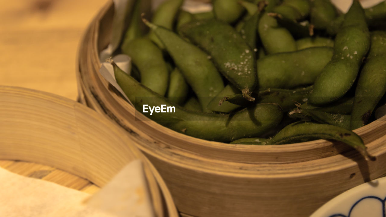 HIGH ANGLE VIEW OF INSECT ON GREEN LEAF