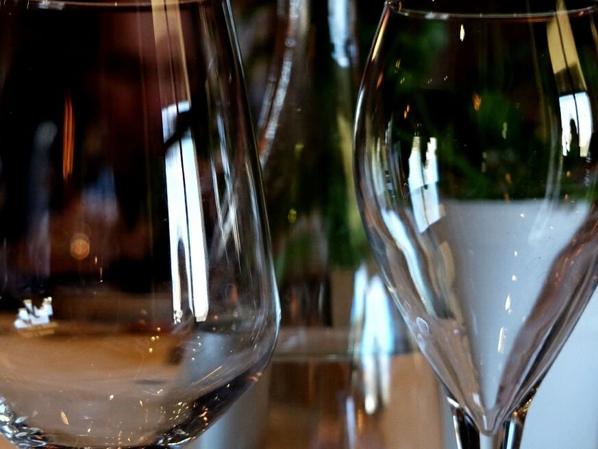 CLOSE-UP OF WINE GLASSES ON TABLE