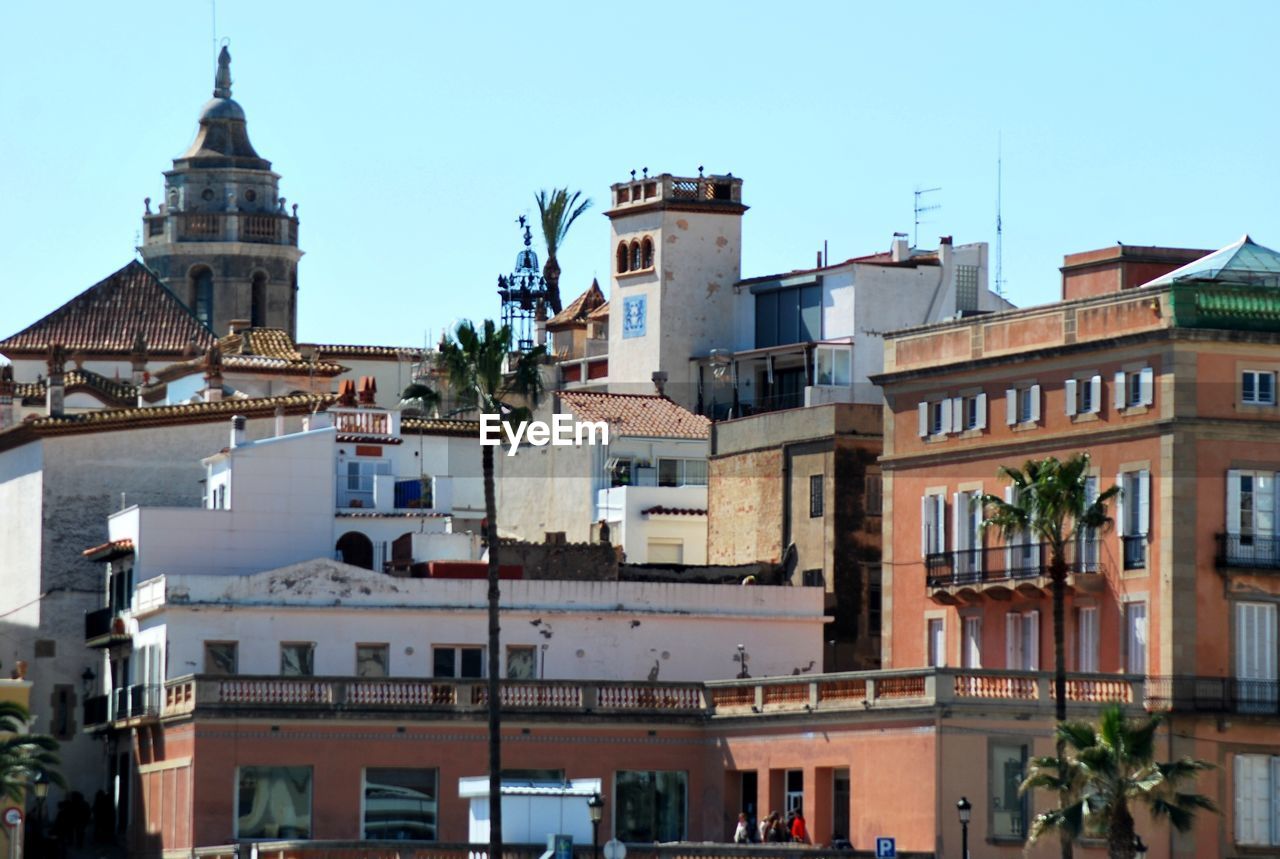 LOW ANGLE VIEW OF BUILDINGS IN CITY