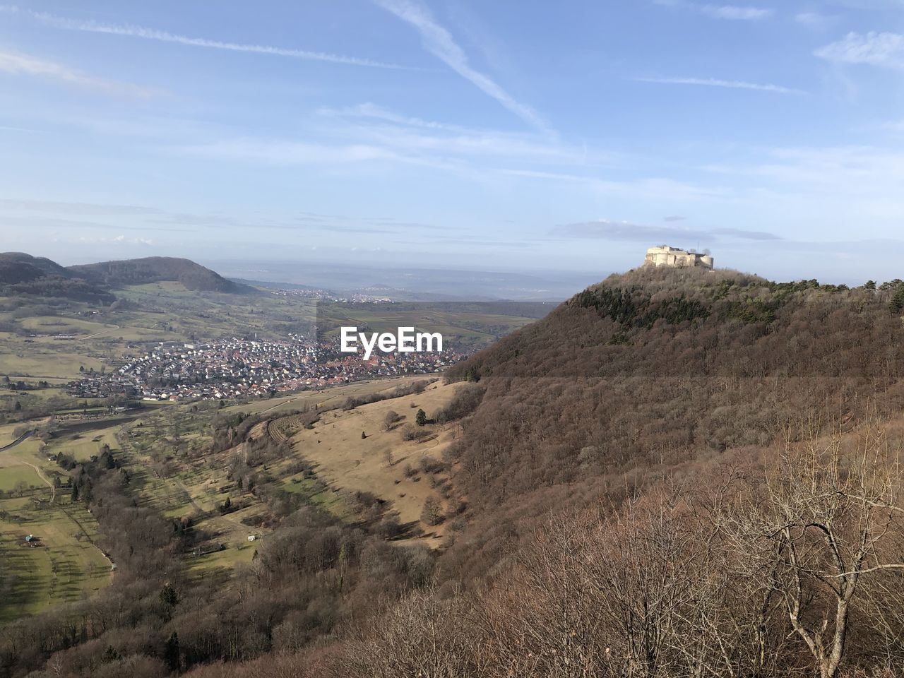 HIGH ANGLE VIEW OF TOWNSCAPE BY MOUNTAIN AGAINST SKY