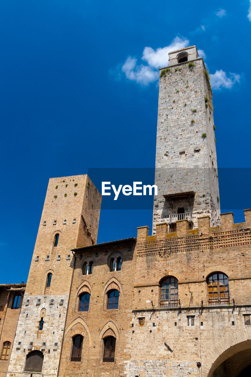 LOW ANGLE VIEW OF OLD BUILDING AGAINST BLUE SKY