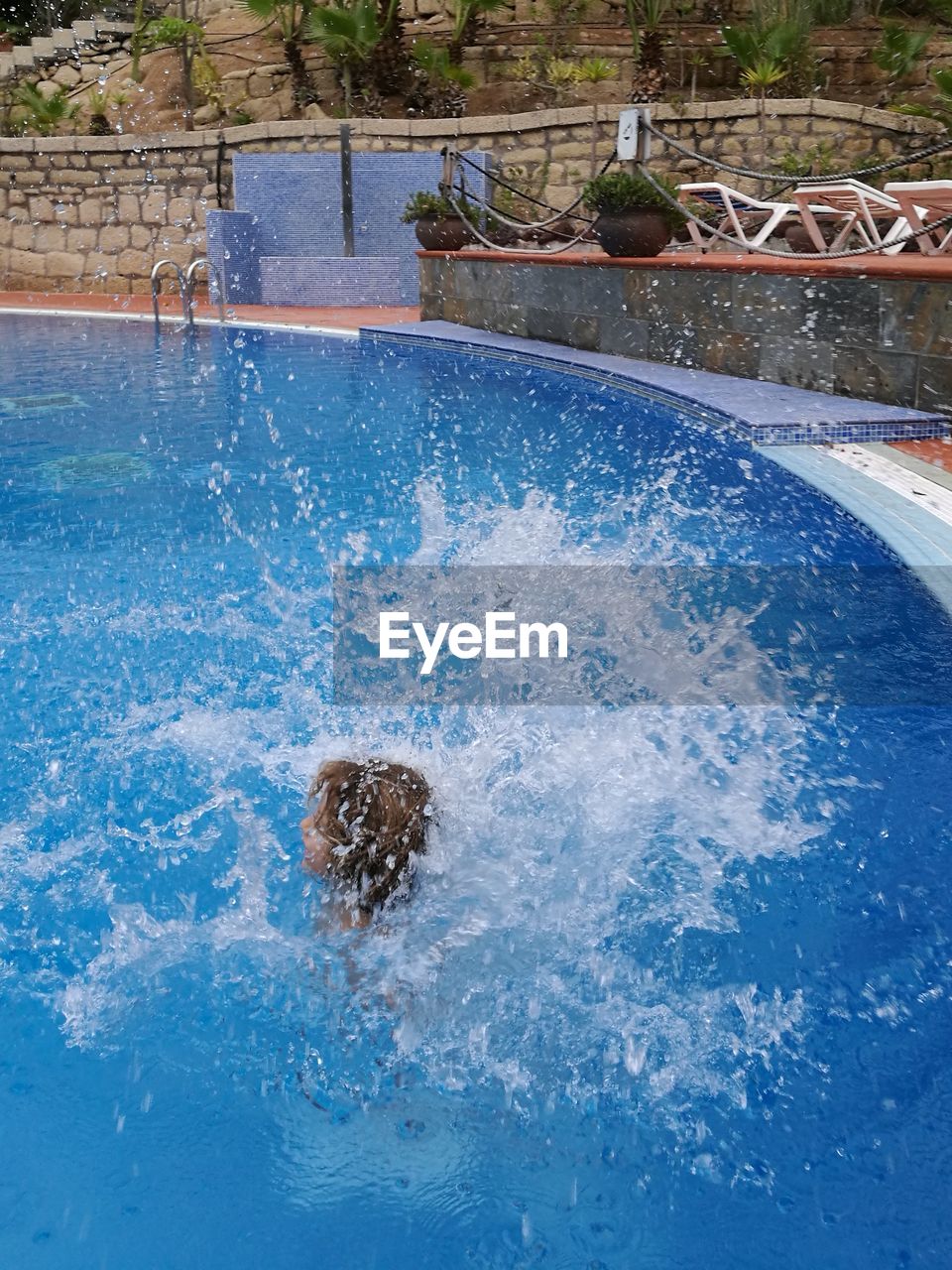 SWIMMING UNDERWATER IN A POOL