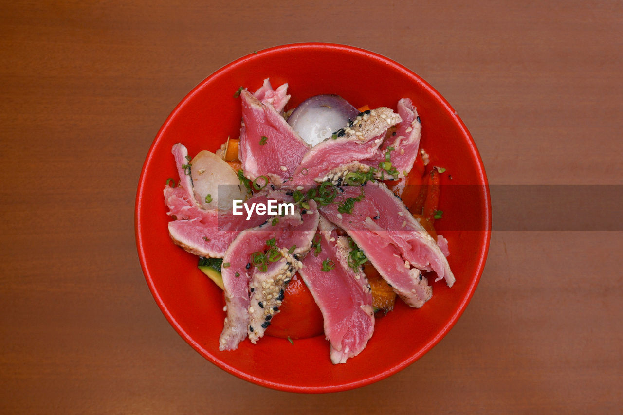 CLOSE-UP OF MEAT ON PLATE