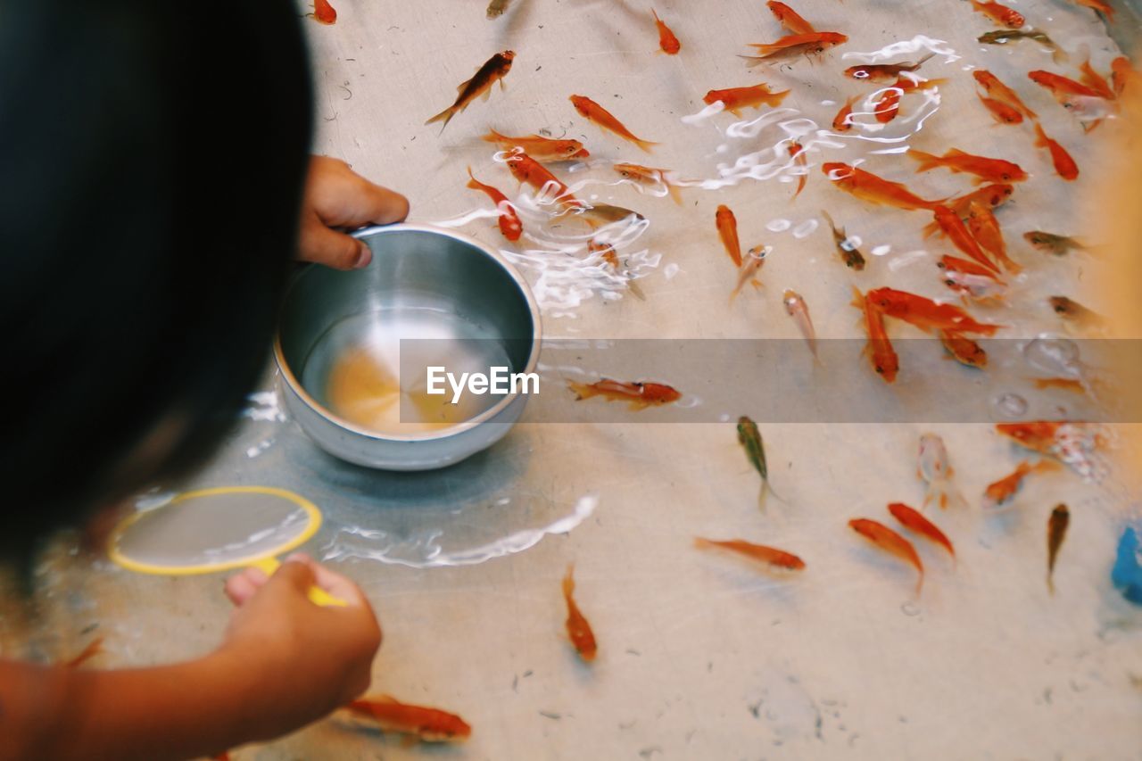 CROPPED IMAGE OF WOMAN HOLDING WATER