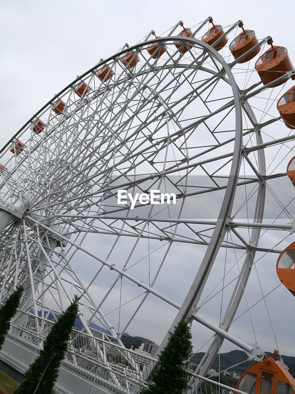 LOW ANGLE VIEW OF FERRIS WHEEL AGAINST SKY IN BACKGROUND