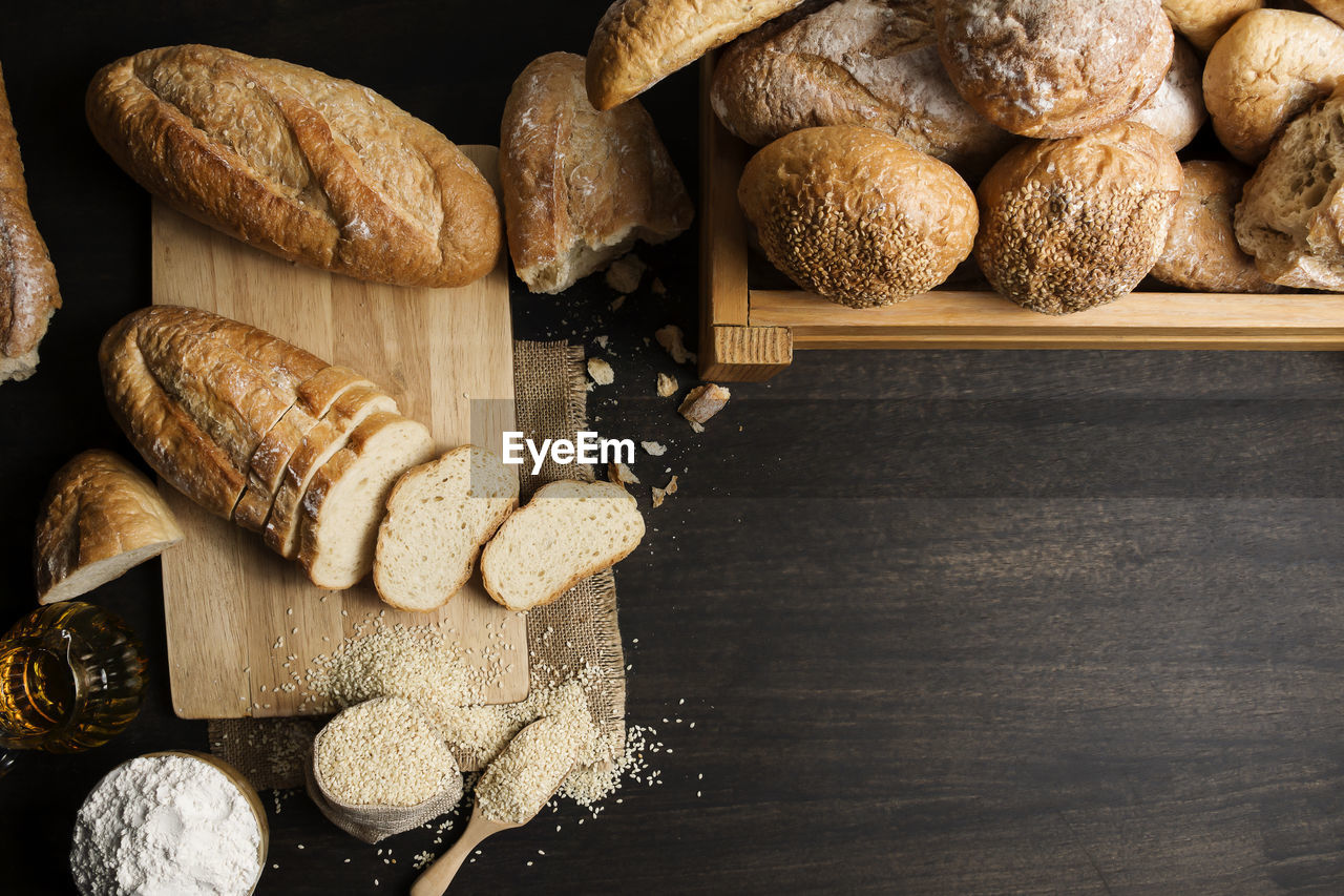 HIGH ANGLE VIEW OF BREAD ON CUTTING BOARD