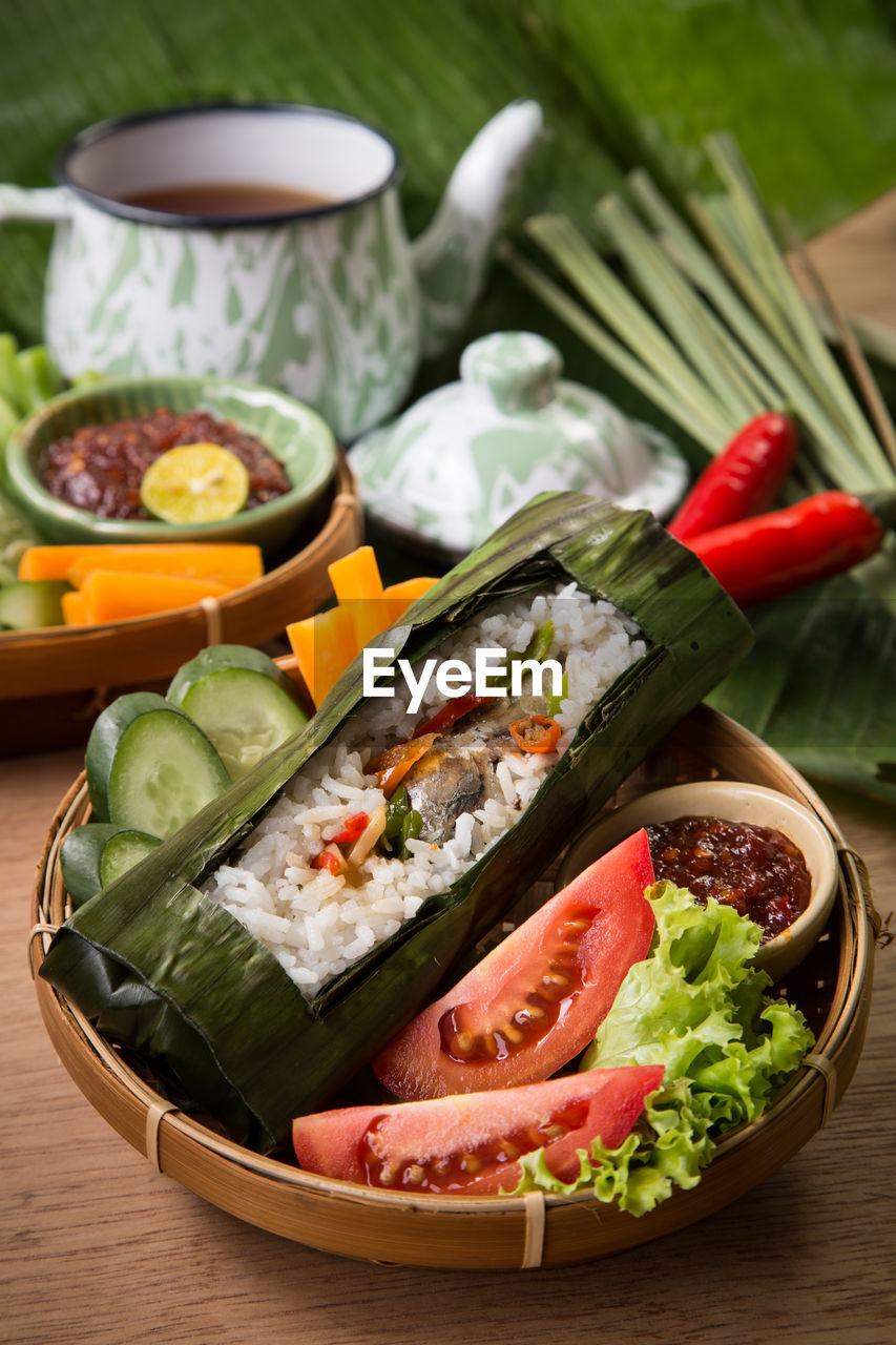 Nasi bakar in container on table