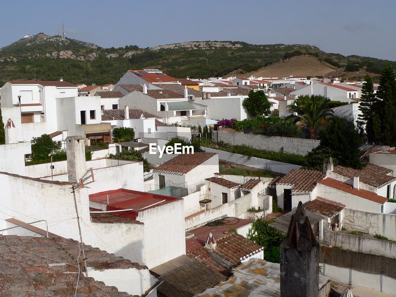 HIGH ANGLE VIEW OF HOUSES IN TOWN AGAINST MOUNTAINS