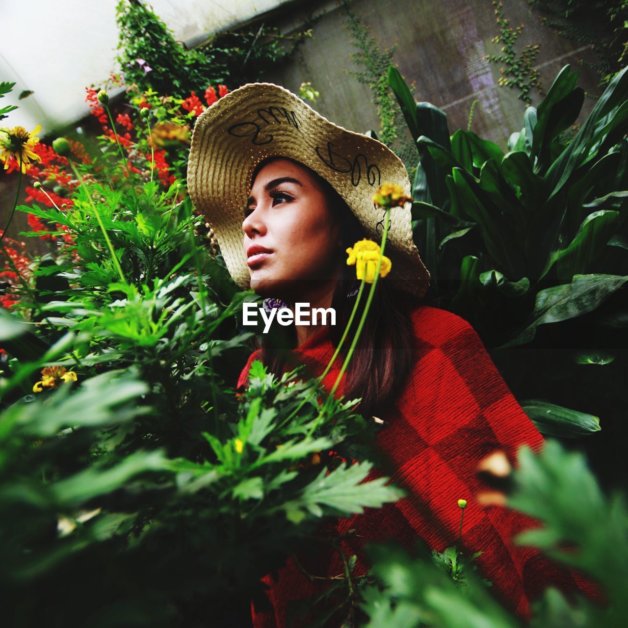 PORTRAIT OF BEAUTIFUL YOUNG WOMAN LOOKING AWAY OUTDOORS