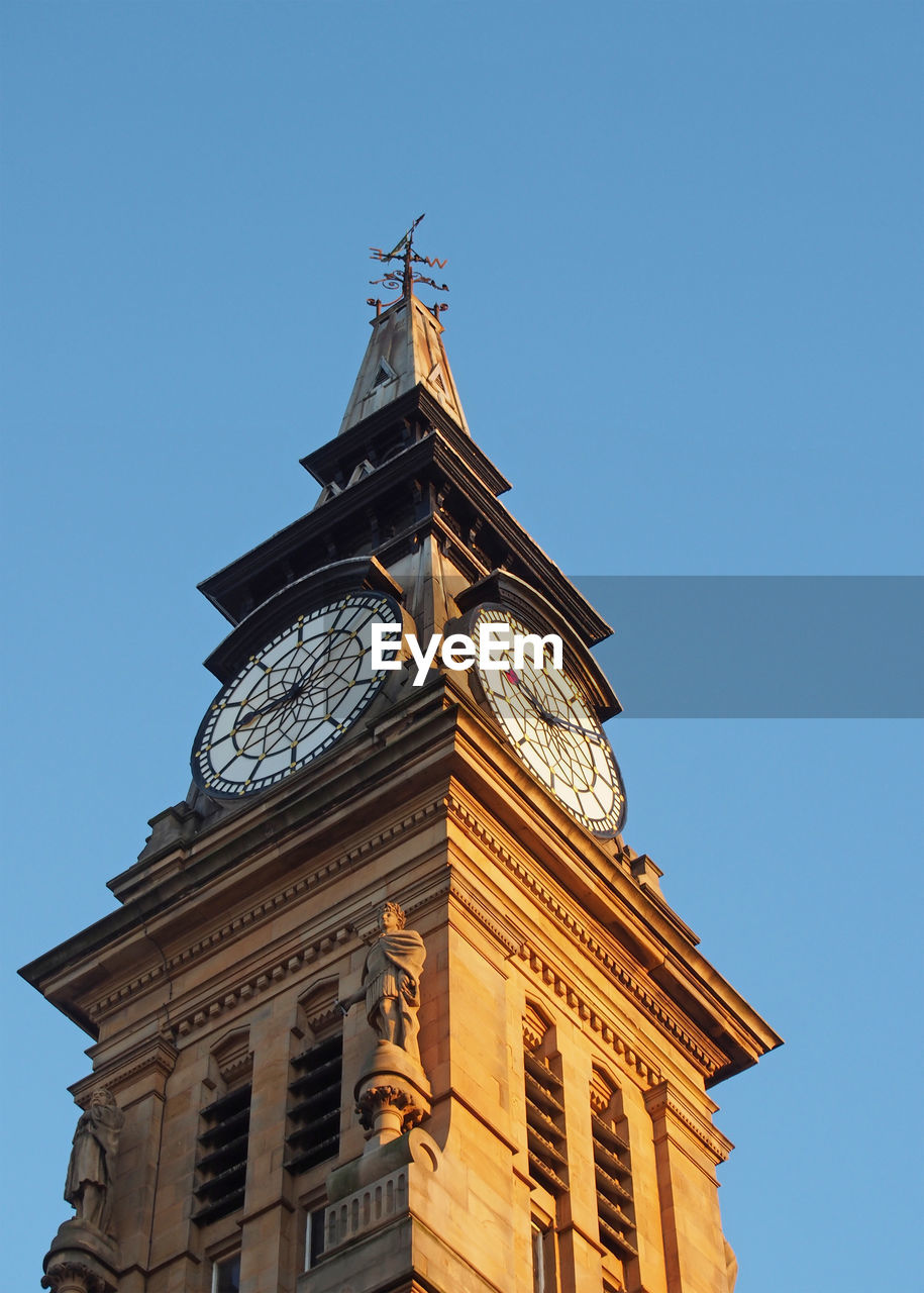 LOW ANGLE VIEW OF CLOCK TOWER AGAINST CLEAR SKY