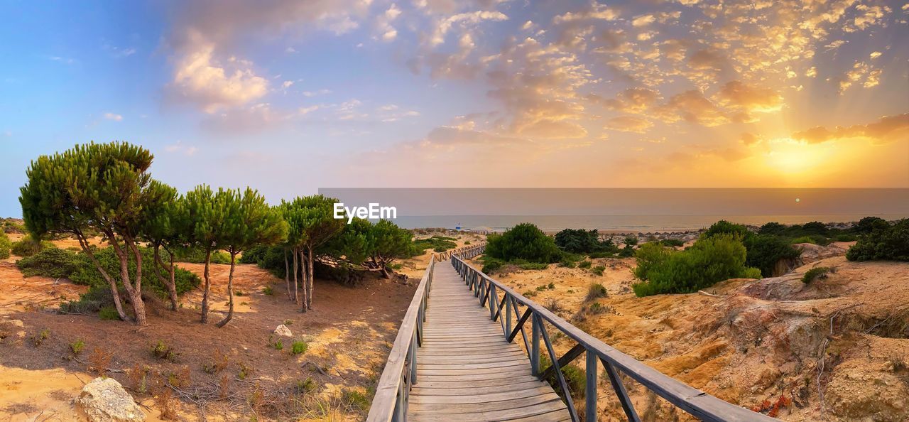 SCENIC VIEW OF SEA AGAINST SKY AT SUNSET