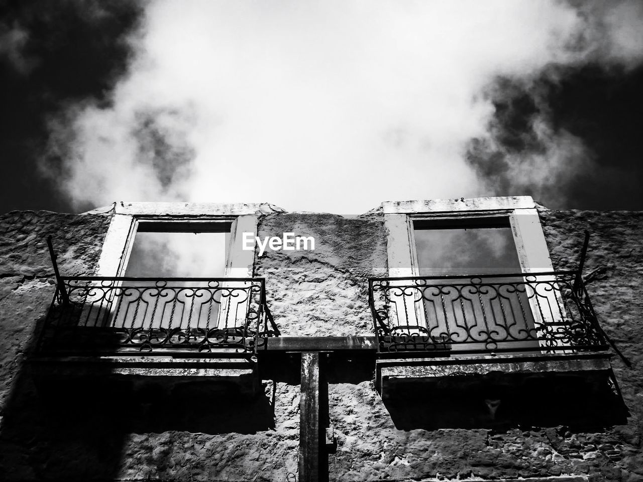 LOW ANGLE VIEW OF ABANDONED BUILDING AGAINST SKY