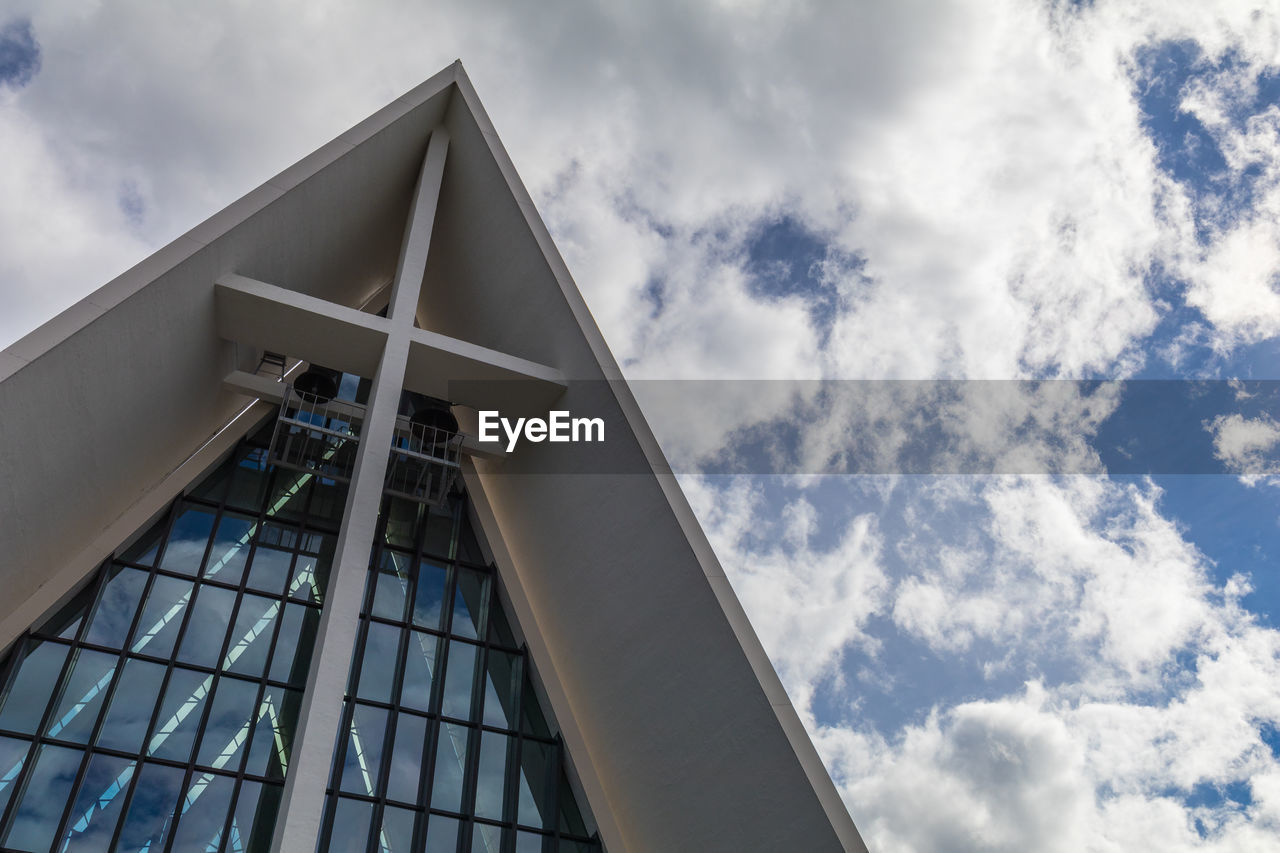 LOW ANGLE VIEW OF BUILDING AGAINST SKY