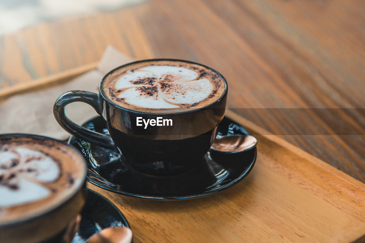 HIGH ANGLE VIEW OF COFFEE CUP AND TABLE