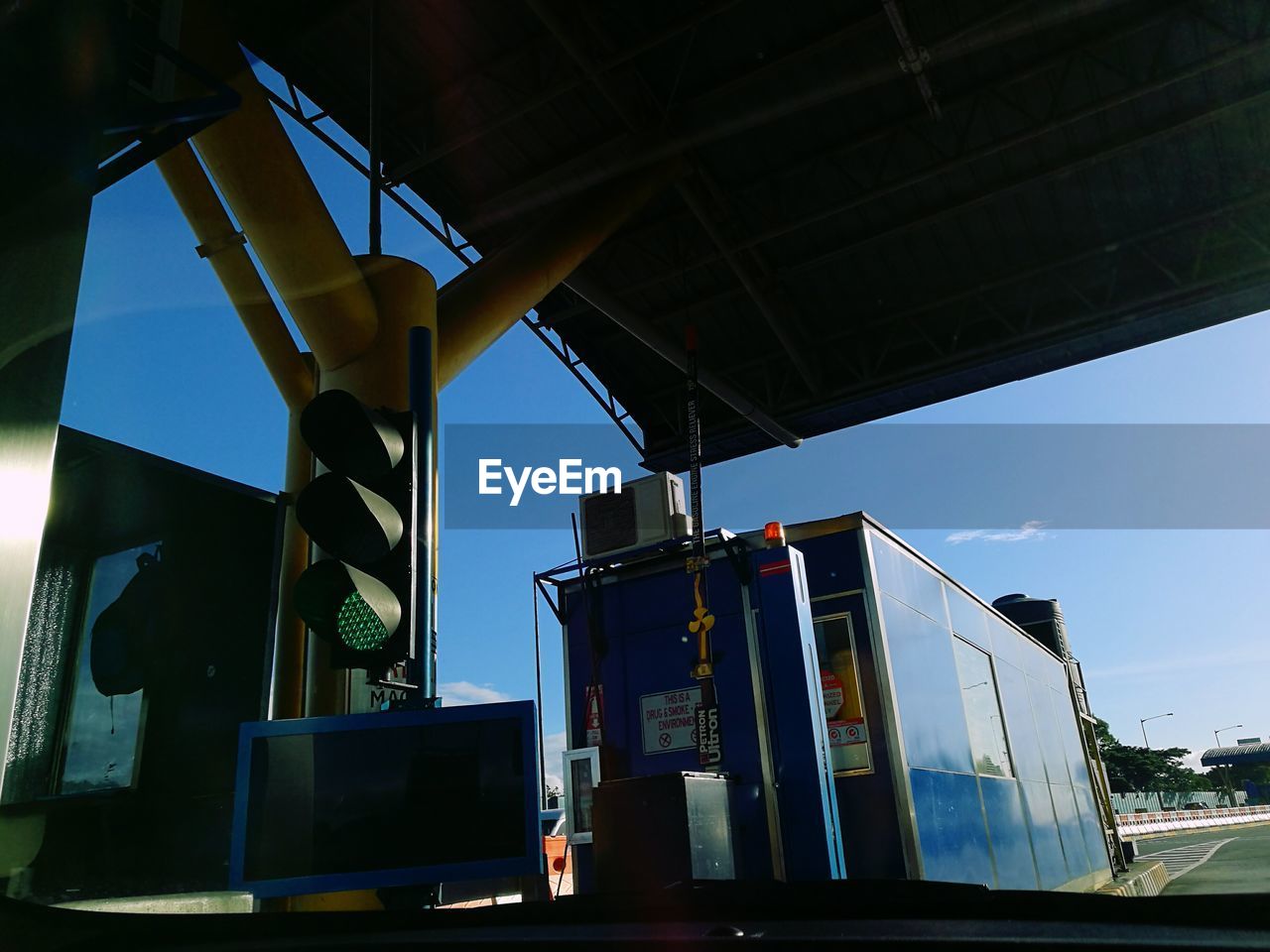 LOW ANGLE VIEW OF BUILT STRUCTURES AGAINST SKY