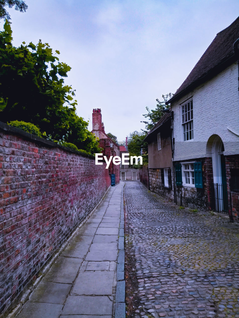 NARROW ALLEY ALONG HOUSES