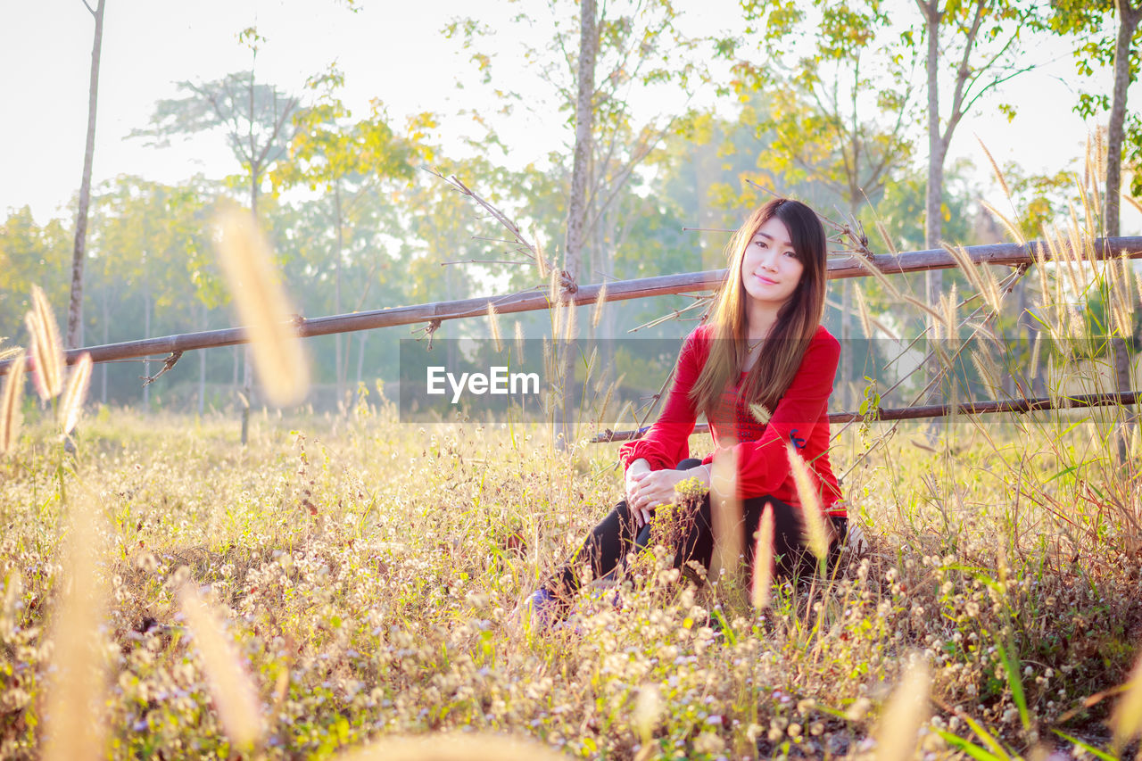 PORTRAIT OF YOUNG WOMAN IN FIELD