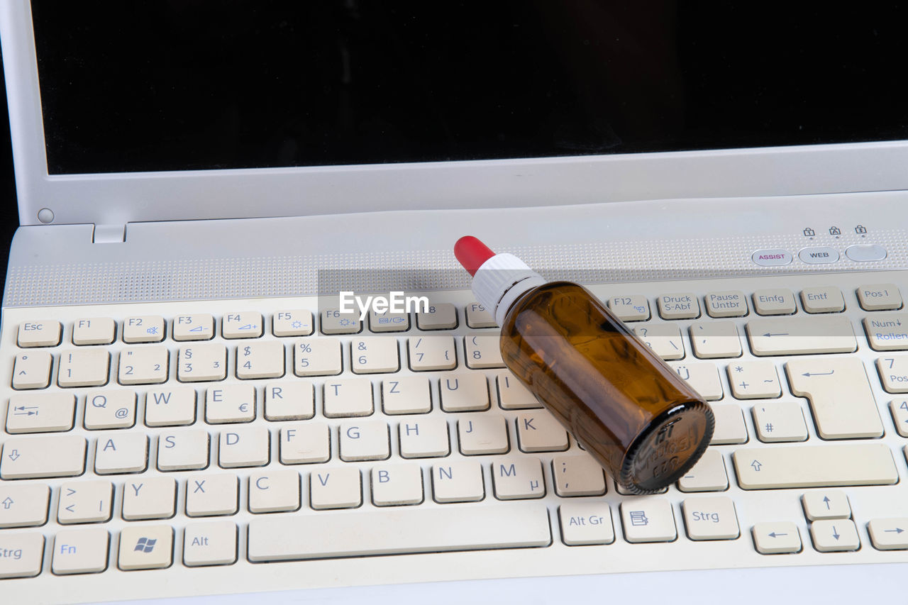 HIGH ANGLE VIEW OF LAPTOP ON TABLE